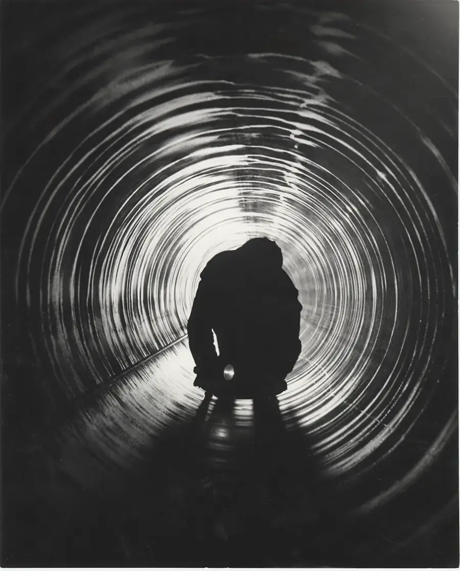 Operaio Italsider dentro una tubatura, 1963