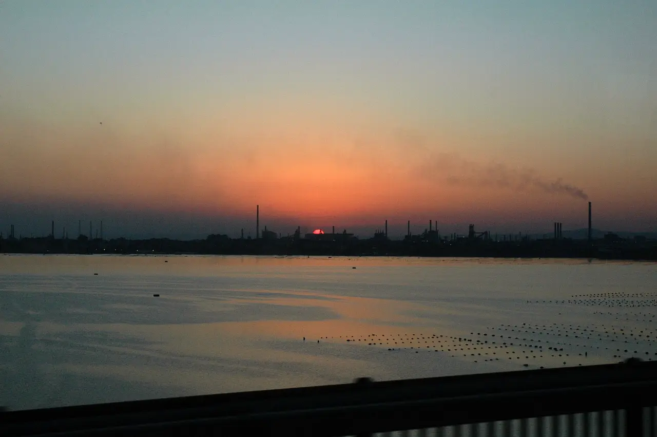 Tramonto dietro l'acciaieria di Taranto, 2010